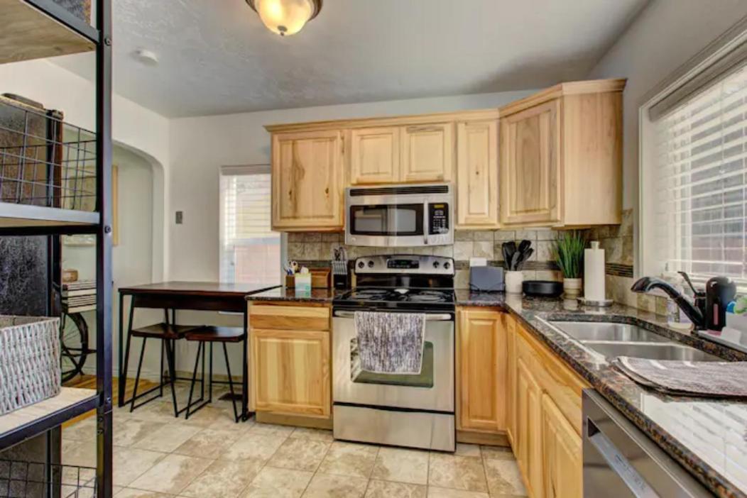 Home Sweet Idahome, Feels Like Home With All The Decor You Wish You Could Afford King Bed In Master, Fully Fenced Dog Friendly Yard, A Few Blocks From Bsu And Downtown Boise, Your Perfect Stay! المظهر الخارجي الصورة
