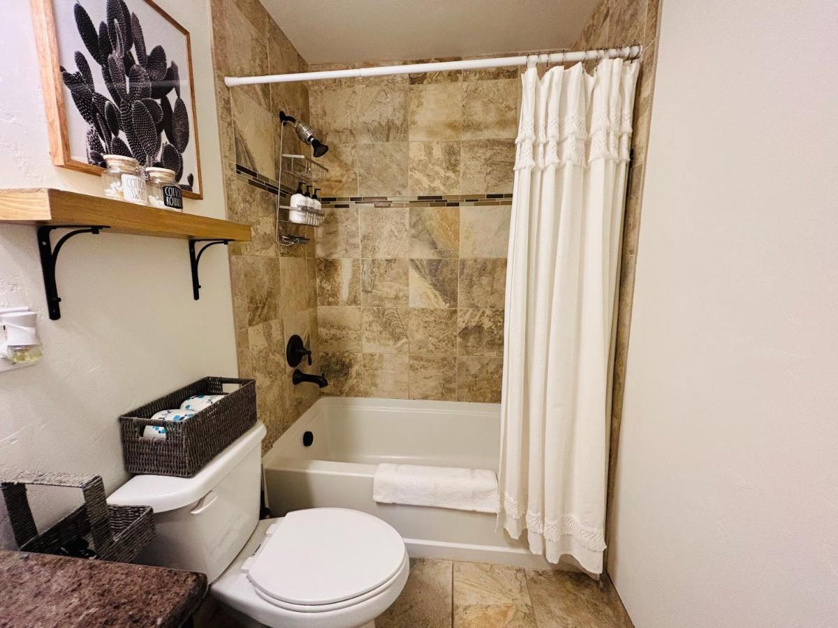 Home Sweet Idahome, Feels Like Home With All The Decor You Wish You Could Afford King Bed In Master, Fully Fenced Dog Friendly Yard, A Few Blocks From Bsu And Downtown Boise, Your Perfect Stay! المظهر الخارجي الصورة